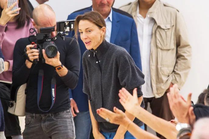 爱马仕北京SKP店被指配货不给包遭消费者抗议；斯沃琪扭亏为盈