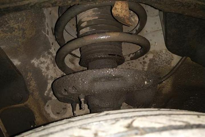 小车减震器漏油需要更换吗,质保期减震器漏油给免费更换吗