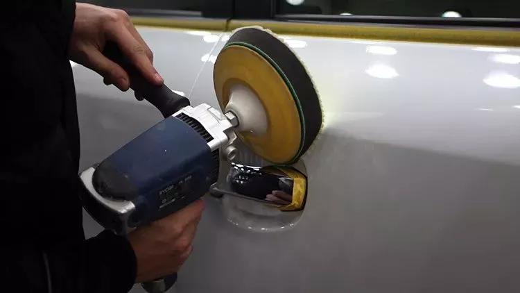 洗车怎么能光亮不招灰,为什么自己洗车容易沾灰