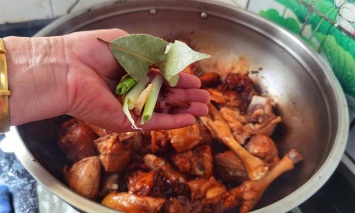 炖鸡时先焯水还是直接炖都不对,炖鸡千万不要焯水教你正确做法