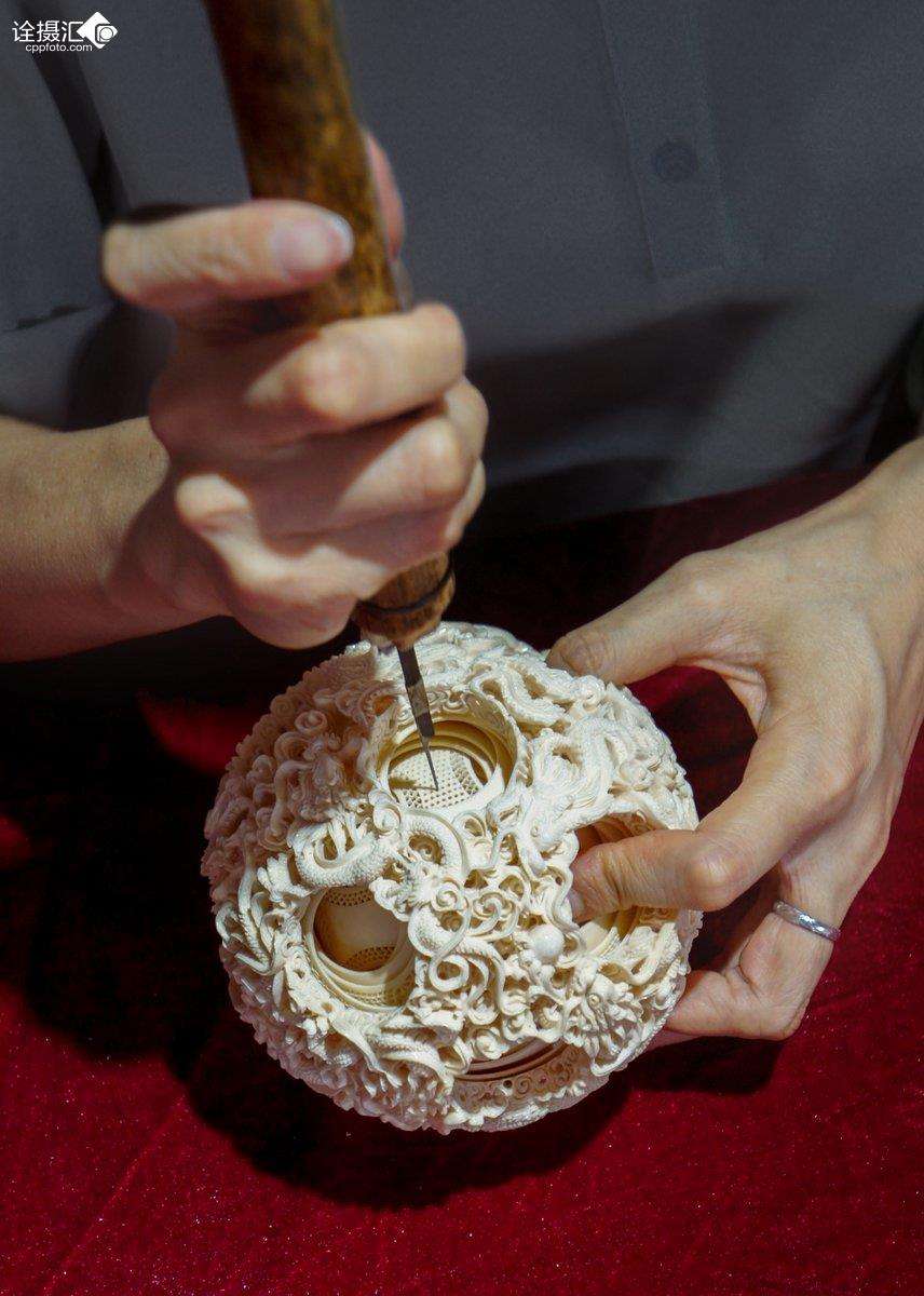 闺蜜送我礼物，象牙雕品或蜜蜡，我毫不犹豫选了象牙，原因是？