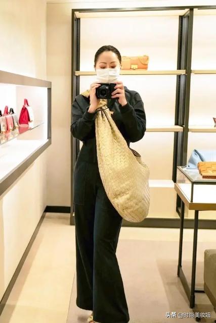 章小蕙黑白碎花裙子,章小蕙穿全部吊带丝滑长裙