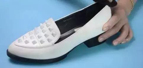 鞋子买小了挤脚趾头,鞋子买小了挤脚又磨脚