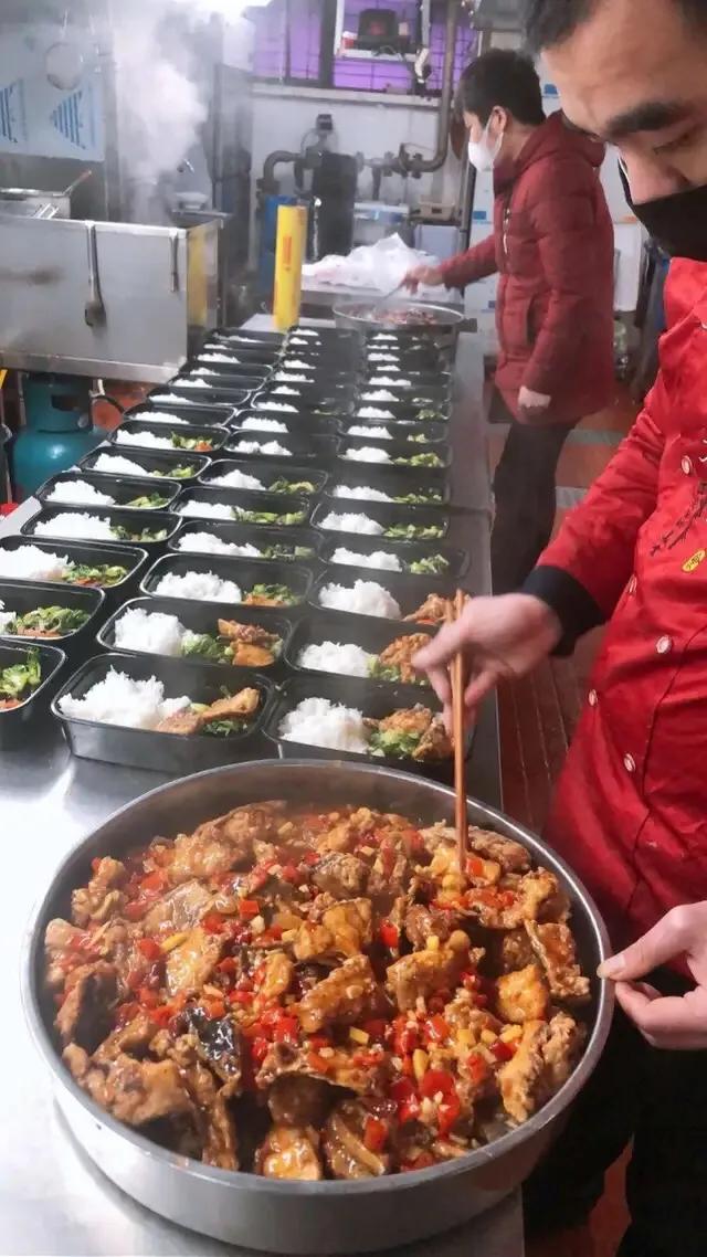 留守武汉的广东老板：组餐饮支援群无偿送餐，捐出仓库20吨食盐
