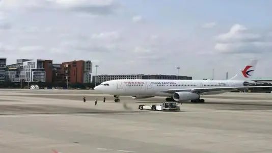 呼和浩特一幼儿园多名孩子身上现针眼；印度试射可载*弹核**头导弹；海口一父亲为骗保将智障儿子狠心推下海