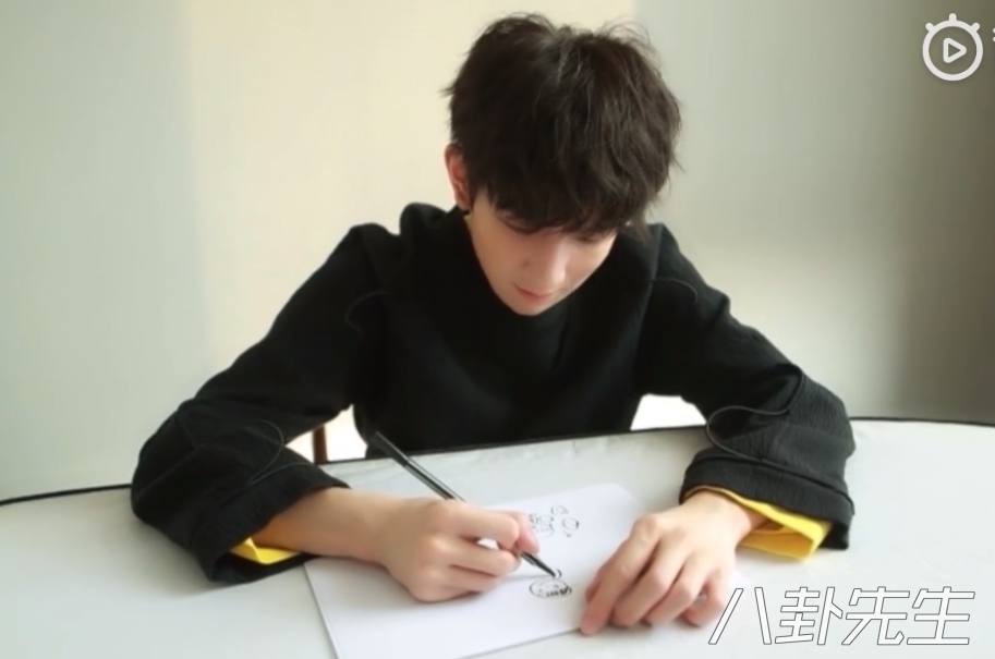 明星为粉丝准备的福利让人大开眼界，杨紫朱一龙弹唱，蔡徐坤染发