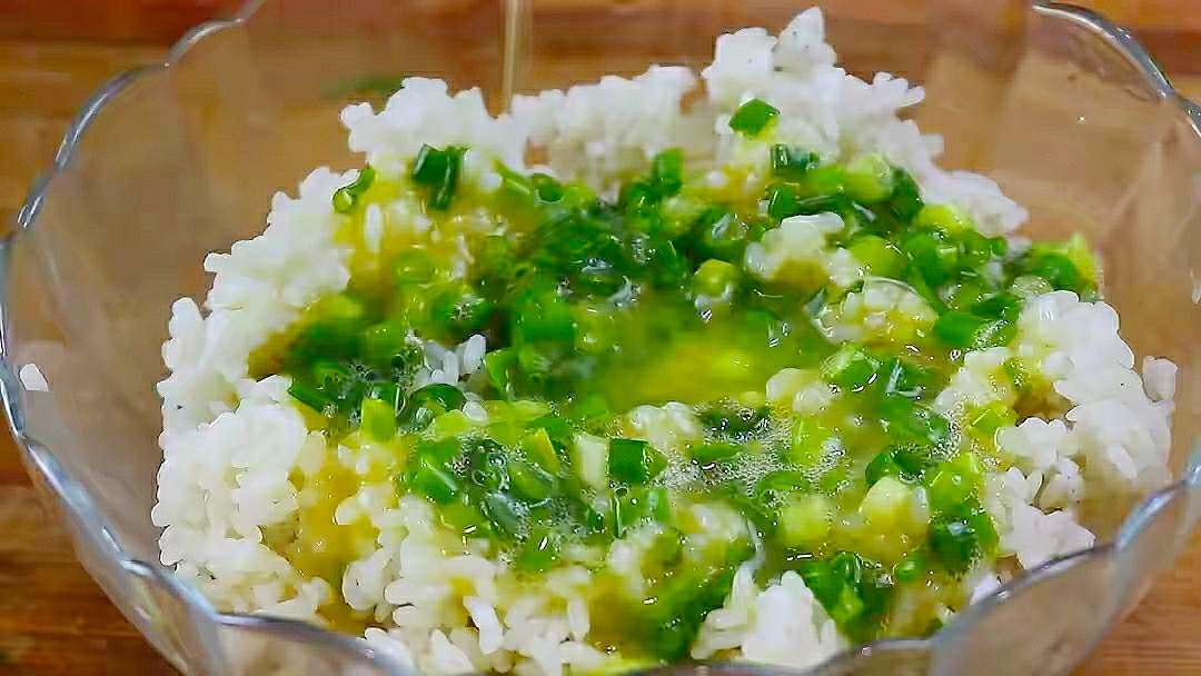 剩米饭和鸡蛋一起做法,只用剩米饭和鸡蛋做好吃的