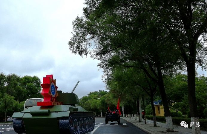 外国坦克上路霸气视频,国外坦克开在马路上