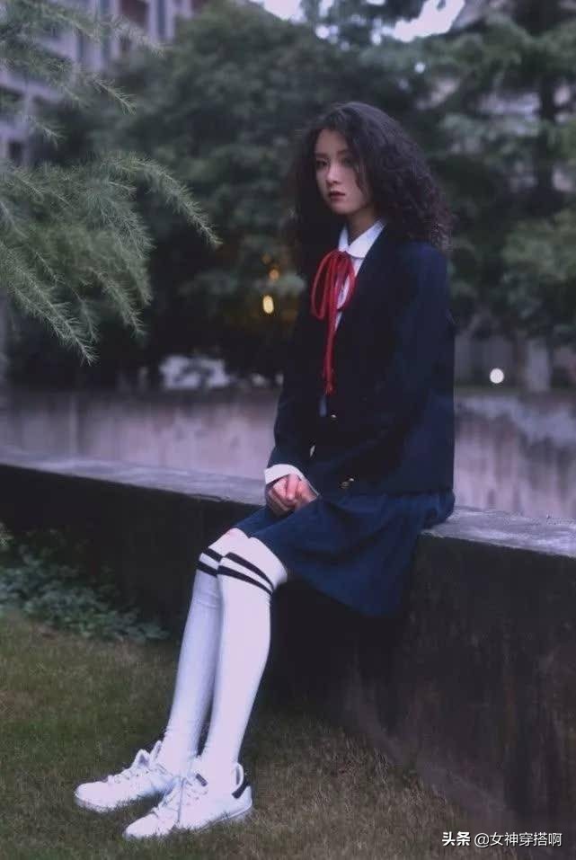 别再穿土气的红袜子,女士黑袜好穿又好搭