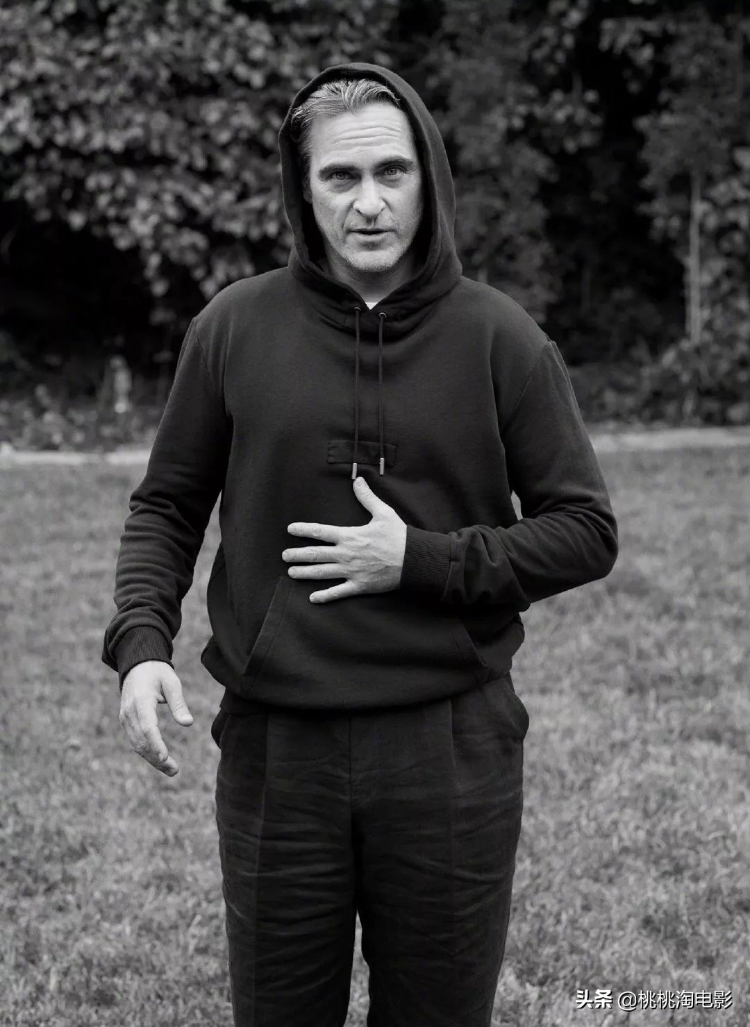 组图：爱穿匡威的男孩“小丑”华金·菲尼克斯《名利场》写真