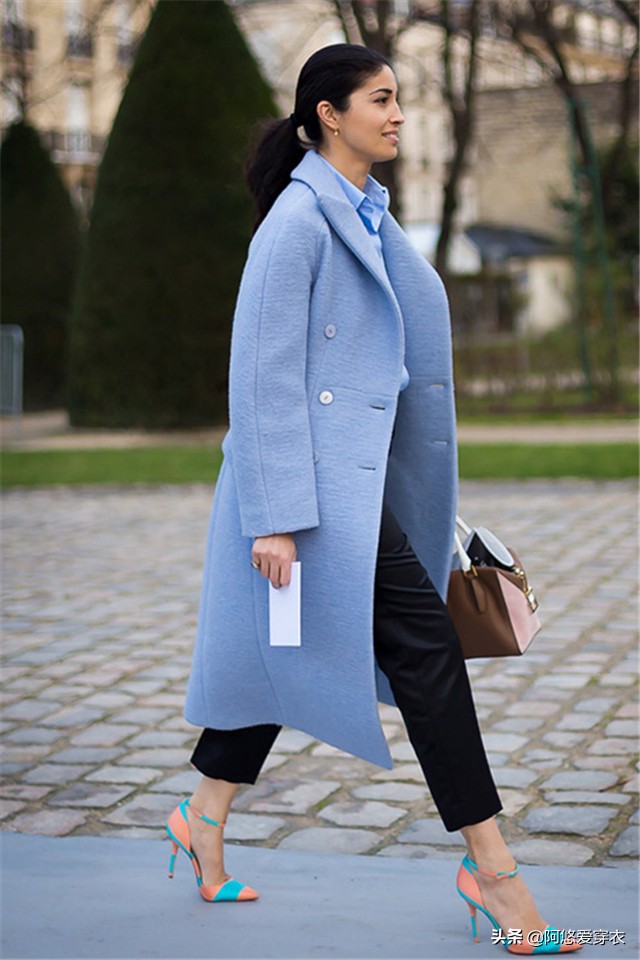 焦糖色大衣和蓝色大衣哪个更好看,焦糖色大衣如何穿出高级感