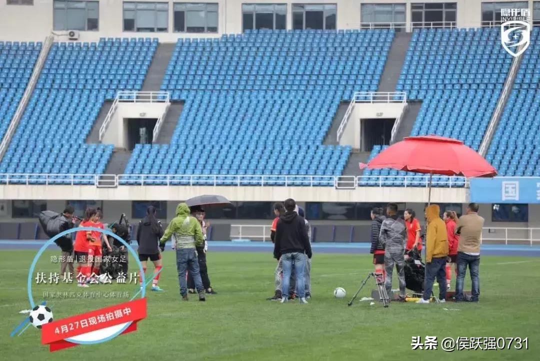 别忘了,曾经的你也饱含热泪为她们高歌铿锵玫瑰……