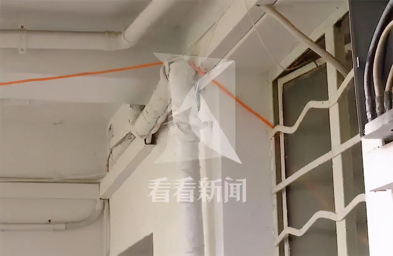 外卖小哥雨夜拔充电器触电后被救,外卖员积水处拔电瓶插头触电身亡