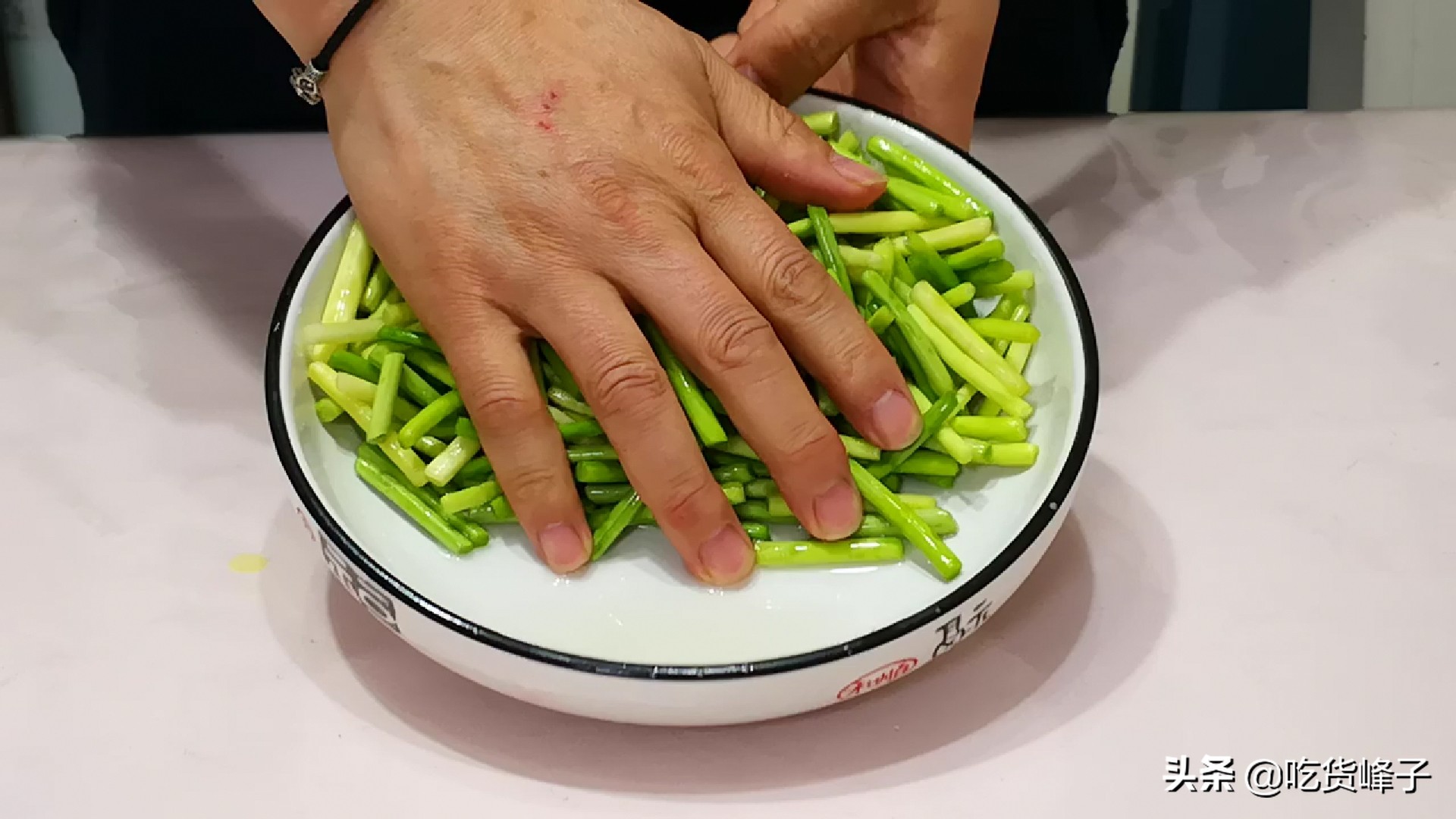 腌黄瓜胡萝卜蒜苔的腌制方法,腌黄瓜和蒜苔一起腌方法教程