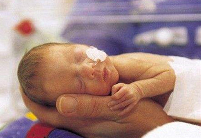 妈妈第一次抱早产儿，多名医护人员来帮忙，让人想哭