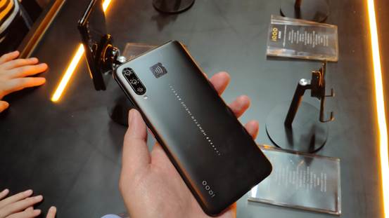 iqoo玩狂野飙车,iqoo机器人的骚操作