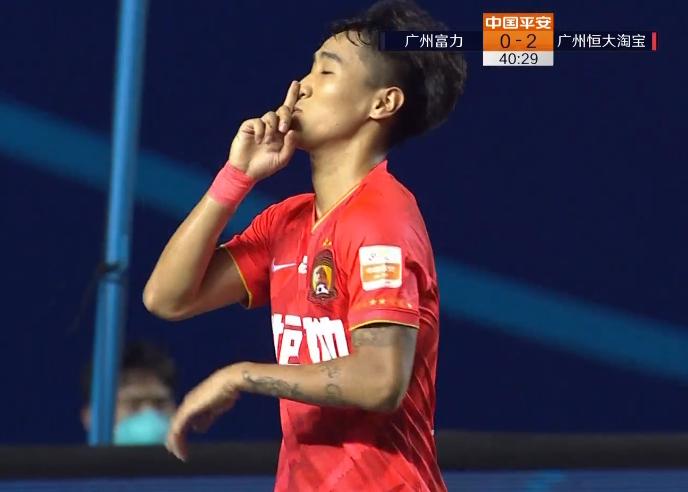 韦世豪再度登顶射手榜，破门后霸气伸出一根手指，做出闭嘴手势