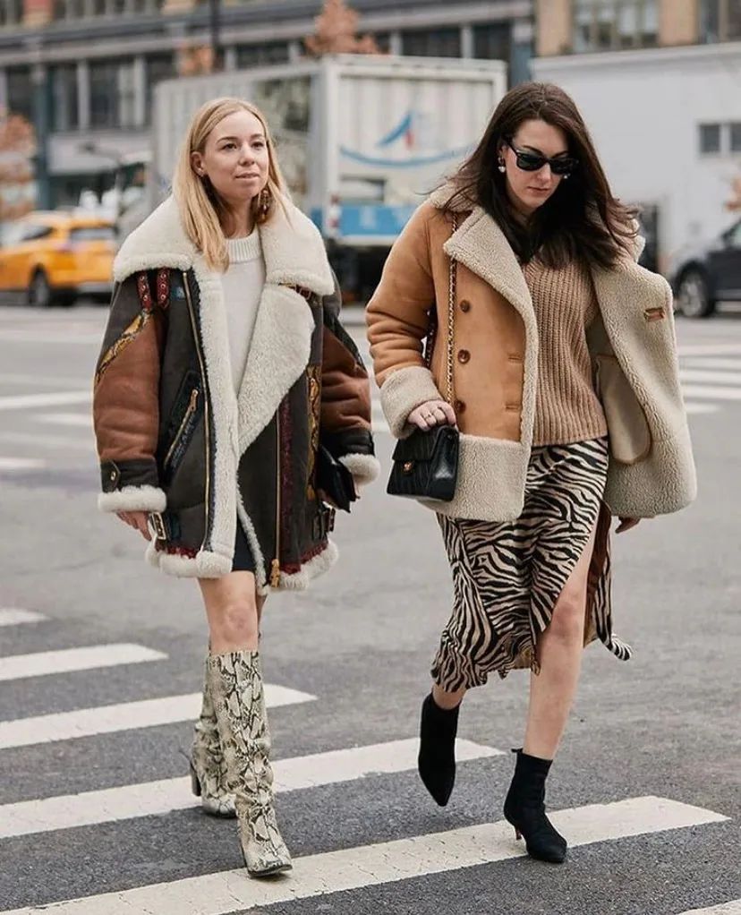 比大衣厚一点的外套,比羊羔毛细的绒外套