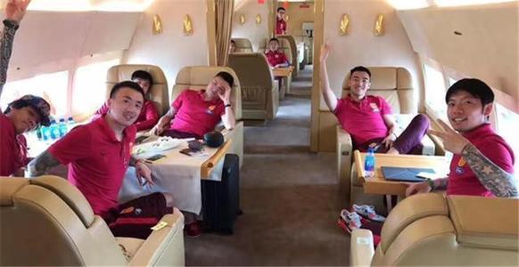 怕队员腿伸不开，国足又包机！网友怒了：女排姑娘大长腿不辛苦？