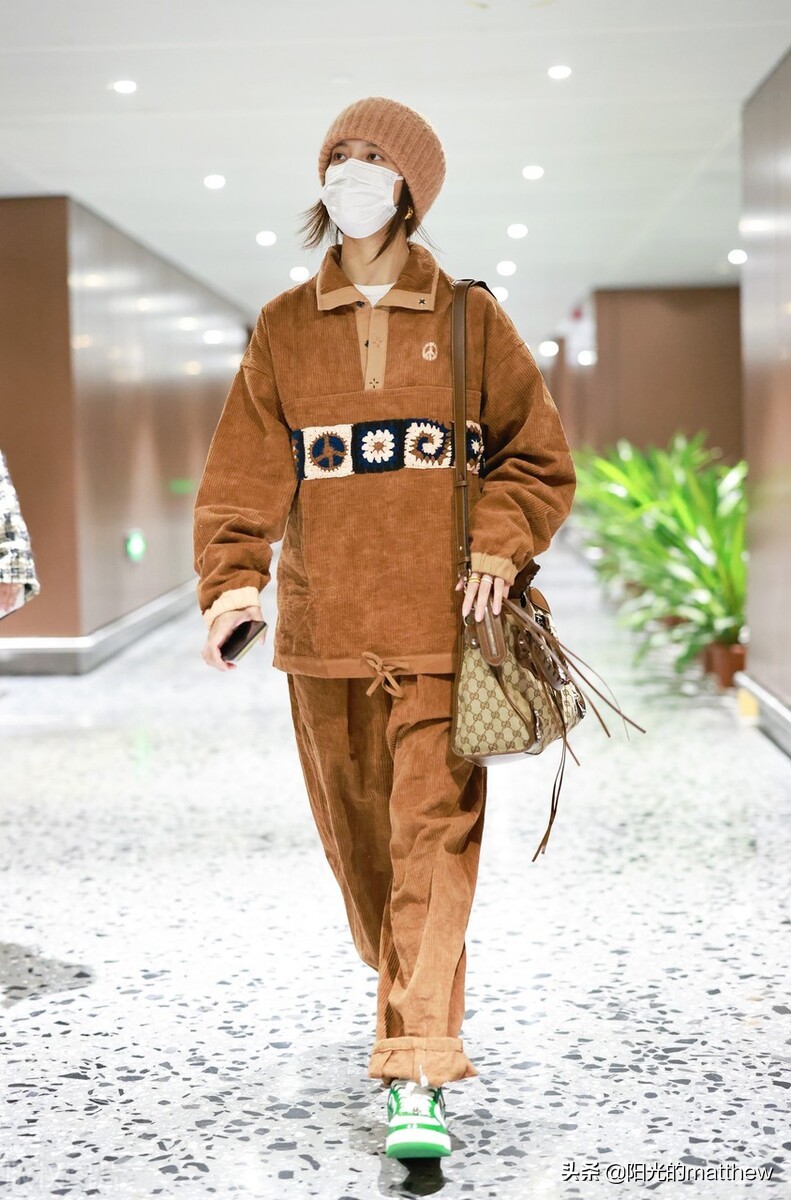 宋妍霏街拍皮衣混搭运动裤铆钉,宋妍霏条纹上衣穿搭