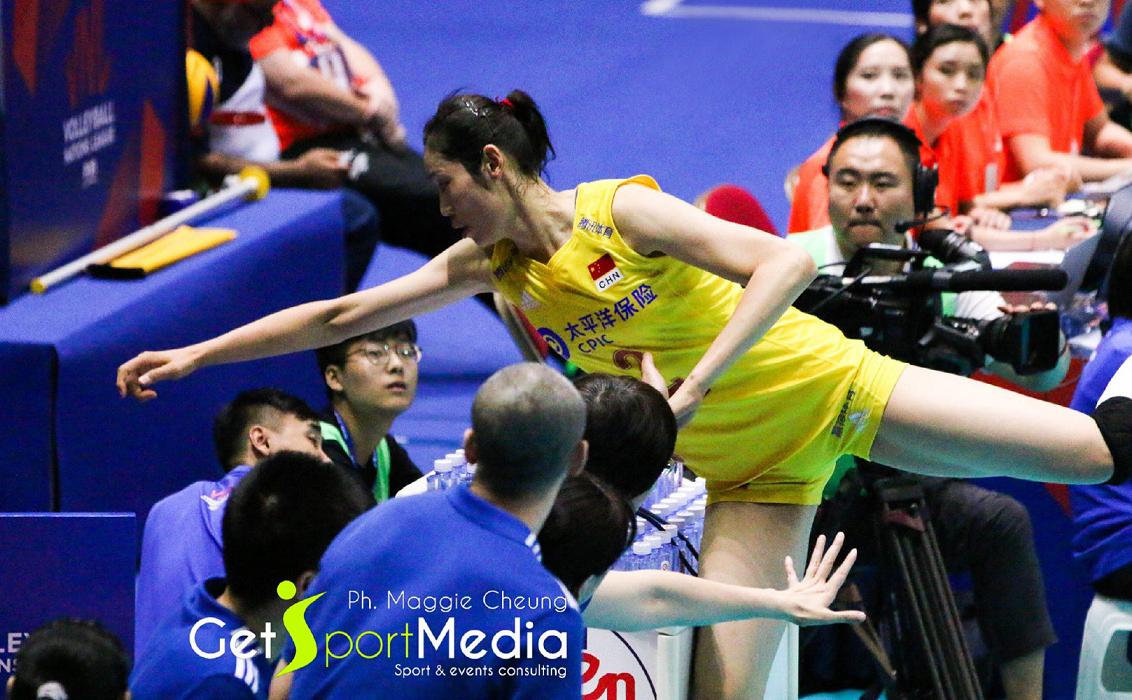 朱婷飞奔场外救球传承女排,朱婷救场