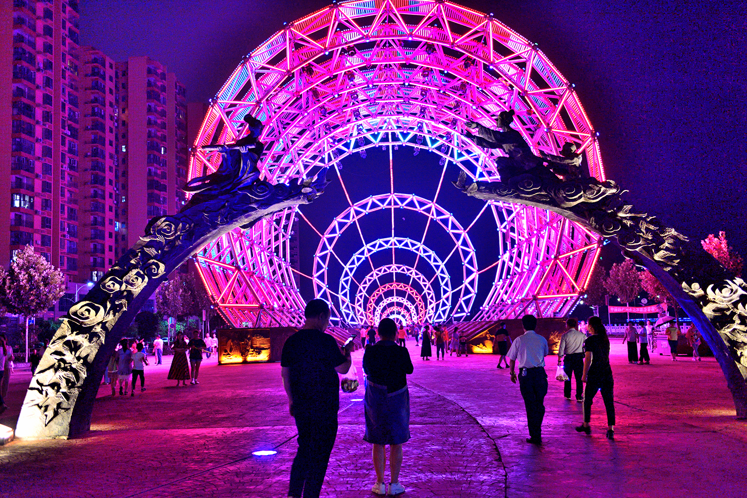 郧西七夕广场夜景牛郎织女,天上七夕人间郧西
