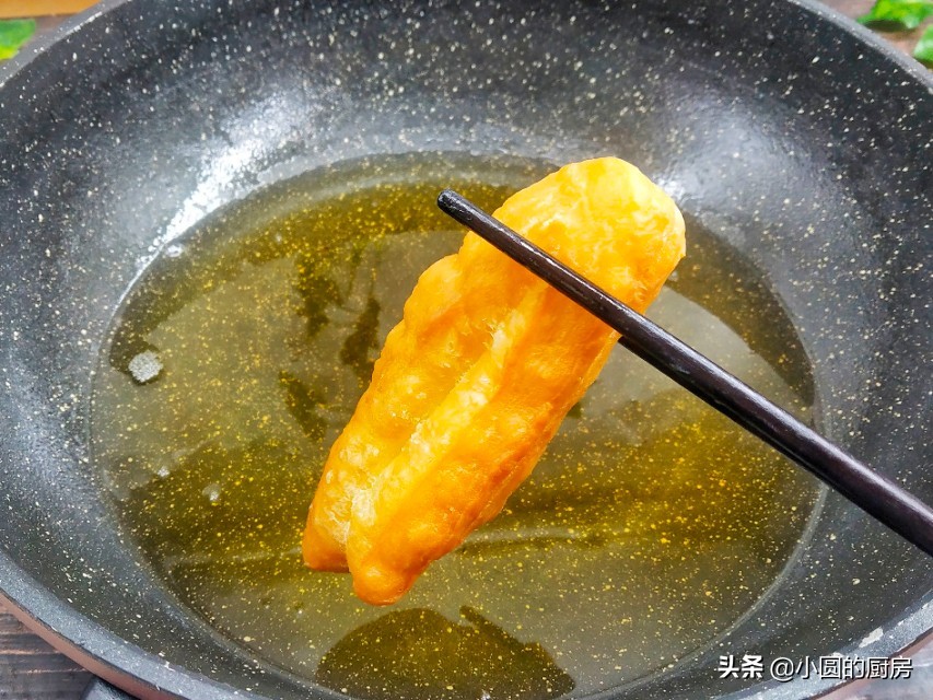 油条怎么做到蓬松酥脆还加酵母吗,油条膨松剂掺入酵母炸出油条效果