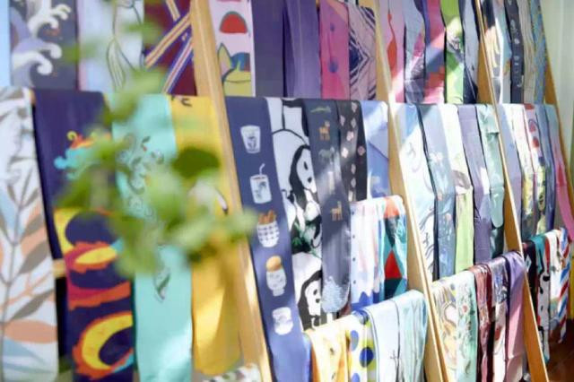 钢铁直男卖出3万双“*袜丝**”,月入15万，女编辑一天买了200条