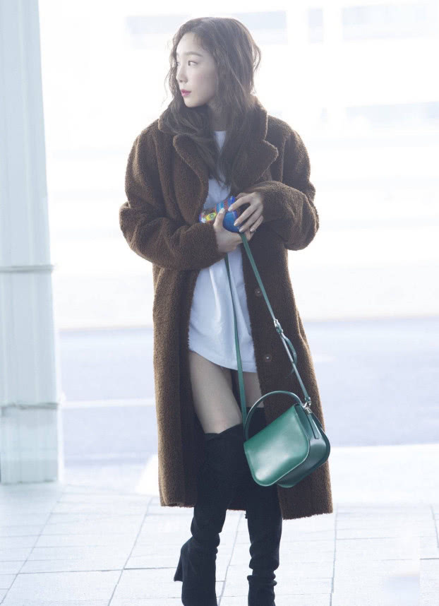 45kg的金泰妍穿皮大衣秒变54kg，微胖妹妹最好别试！