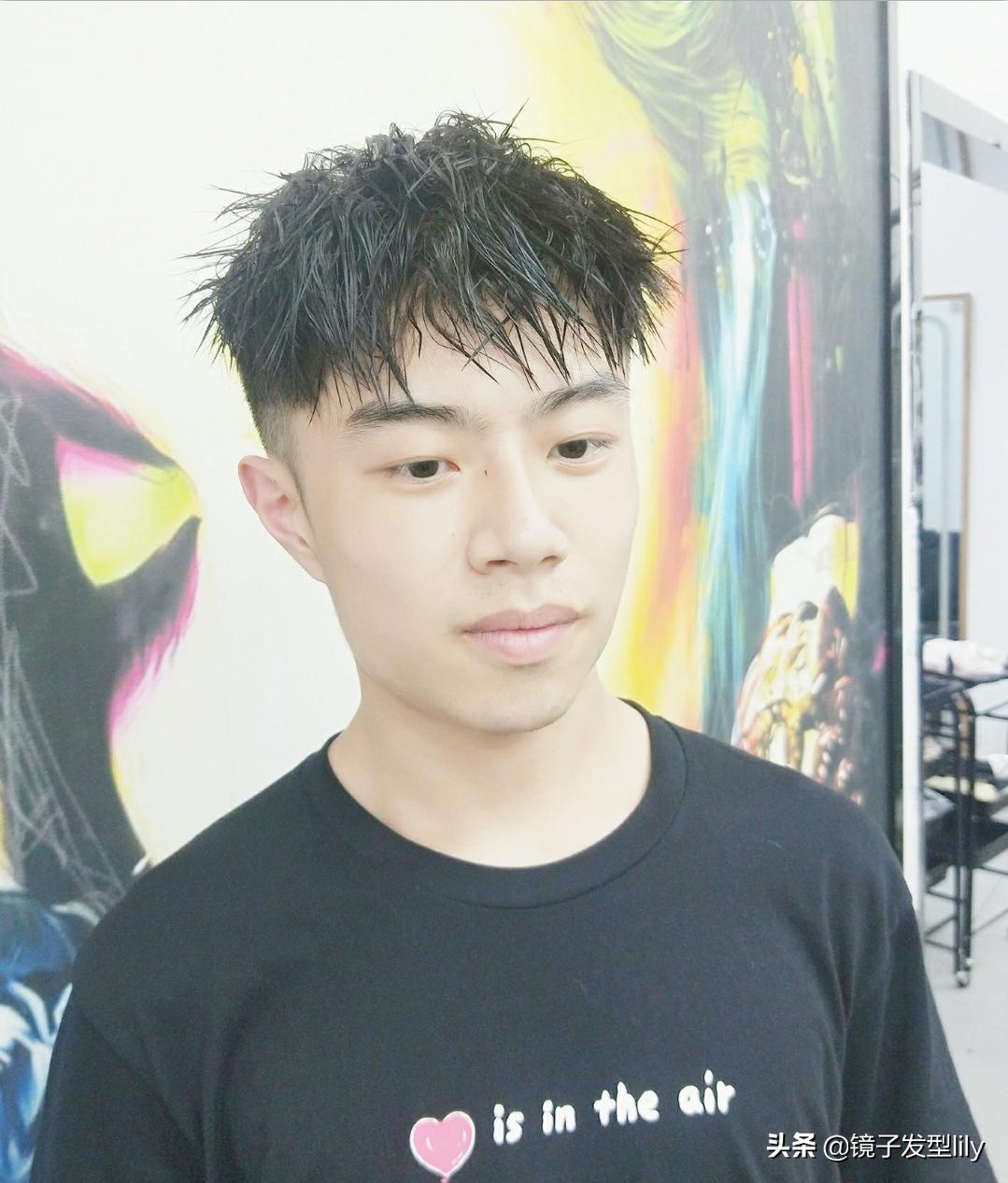 2021年最流行的发型发根蓬松造型,今年最流行的男士发型最简单款