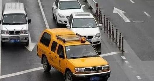 在路上堵车时遇到加塞的车怎么办,堵车时被加塞不要冲动