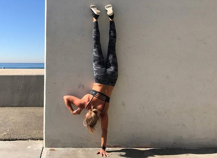 如何倒立行走零基础初学者,空中倒立一字马怎么做初学者