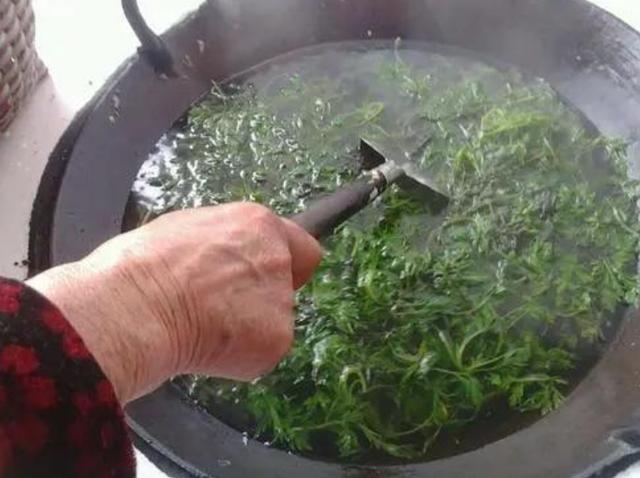 频繁用艾叶水泡脚的坏处,中年人可以长期用艾叶水泡脚吗