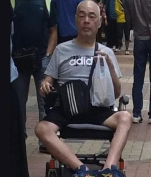 张伟文演唱会无奈,张伟文全程坐轮椅献唱