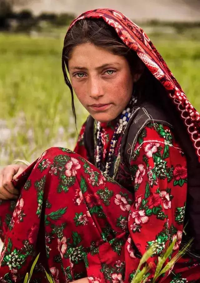 一个普通的上班族起早贪黑,一个打工人四处奔波