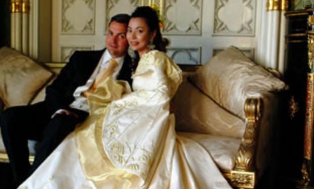 天津女孩恋外国“抠门”小子,见家长才发现,男方拥有6千平豪宅