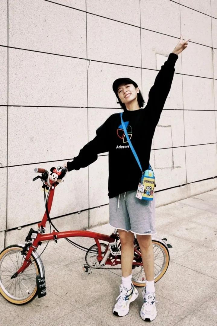 杨幂穿连体短裤时尚大片,杨幂现身粉色风衣配短裤