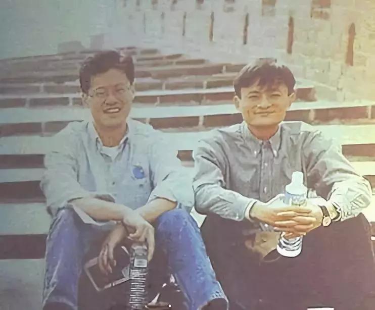 岳云鹏连续13年为郭德纲庆生,郭德纲岳云鹏在同龄人中成就