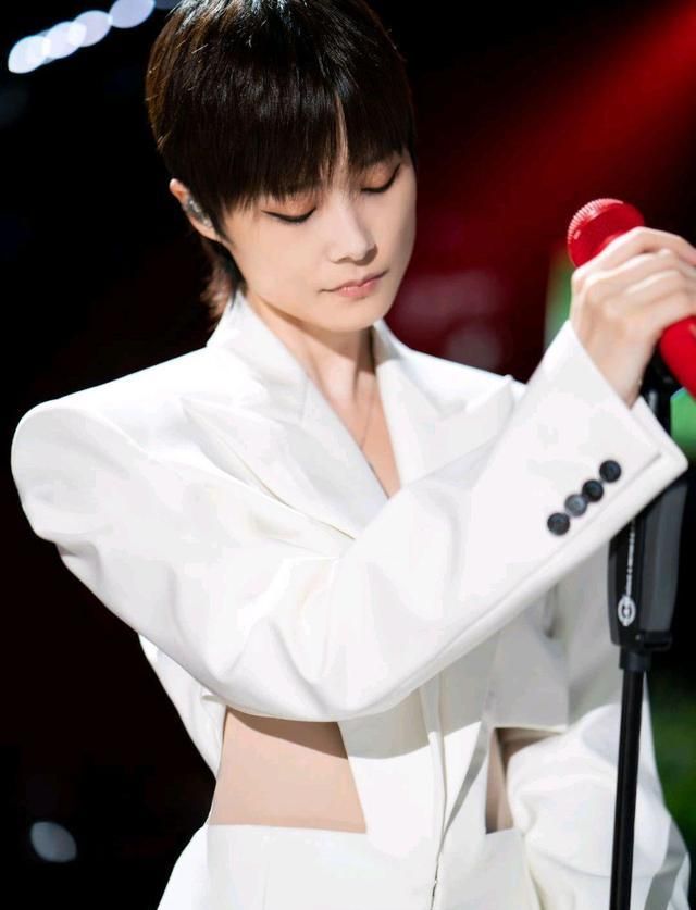 别再削骨追求“瓜子脸”了,6位方脸女星告诉你,国字脸才真扛老