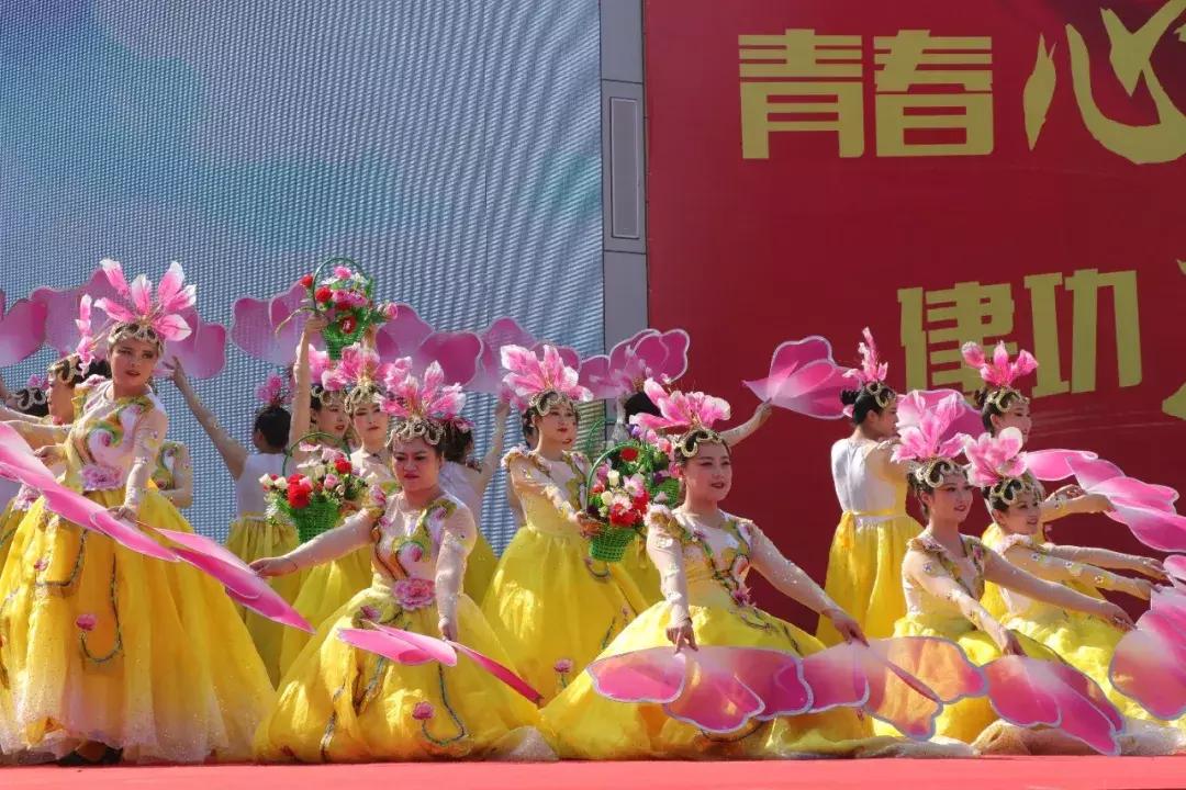 青春永向党建功新时代团日活动,青春心向党奋斗正当时入团仪式