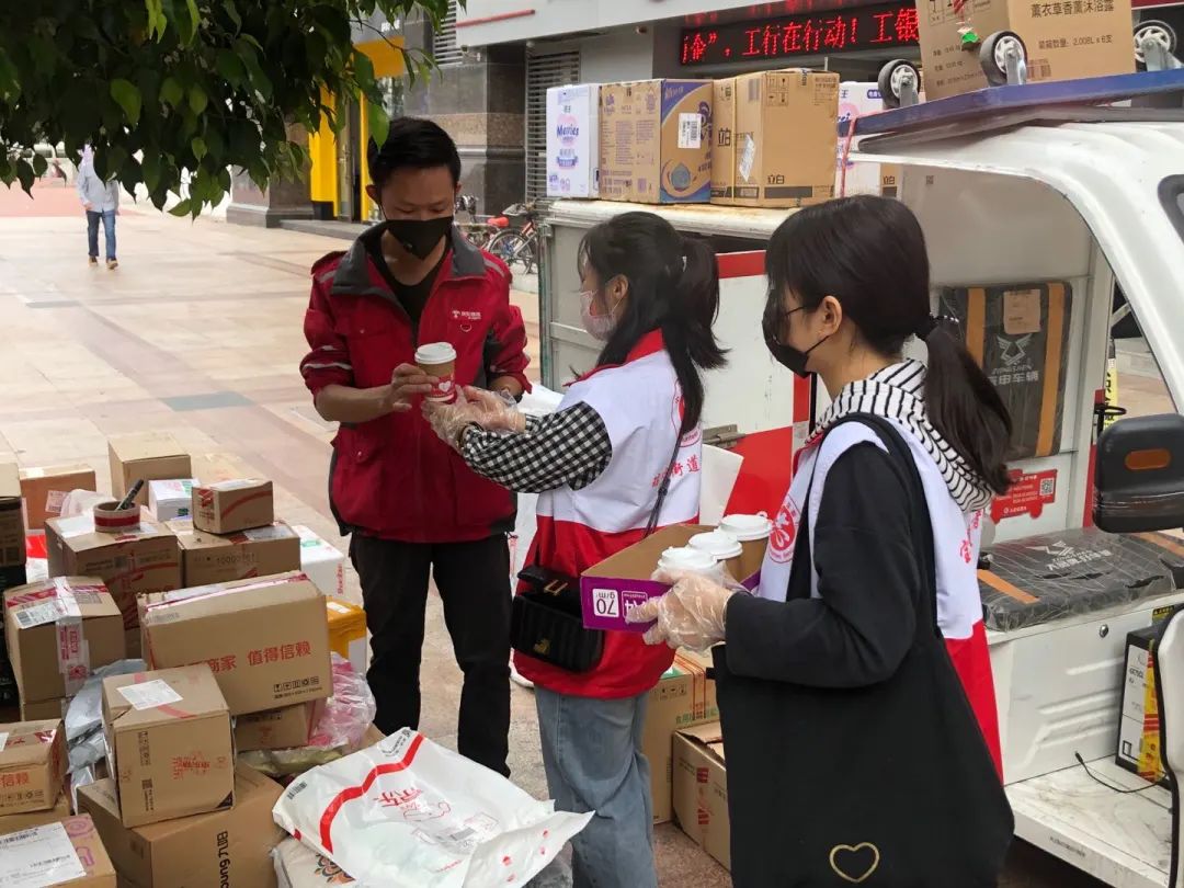 海珠｜超赞！派口罩、送凉茶、防疫心理咨询……瑞宝街蜂巢*党**建线上+线下多重暖心服务