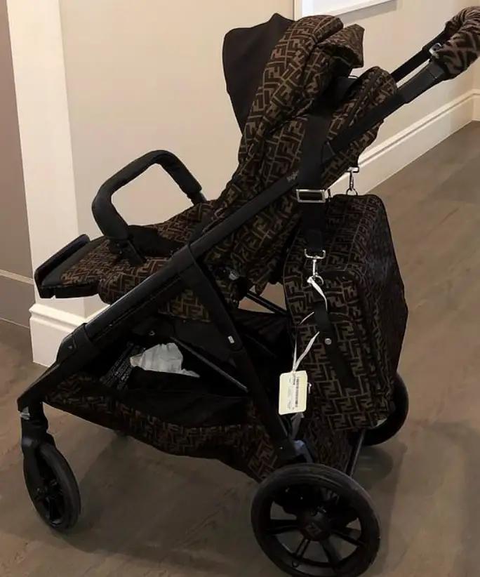 卡戴珊送妈妈生日礼物,卡戴珊送给瓦妮莎礼物