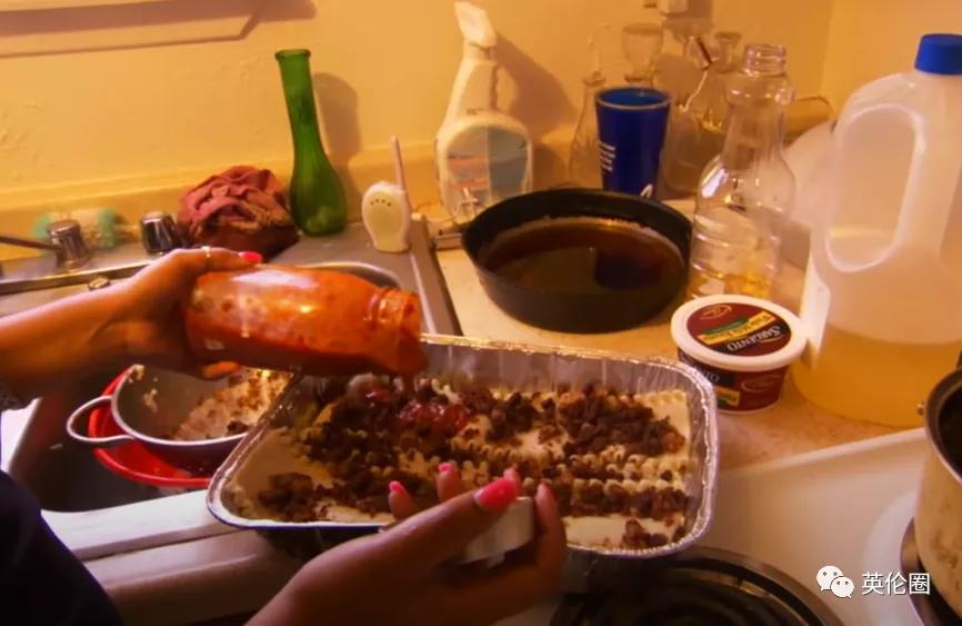 她逼全家120s洗完澡，给孩子吃过期肉...男友：我还是爱她