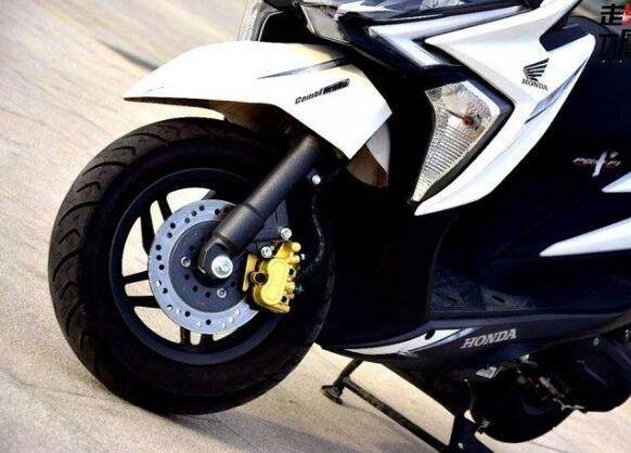 新大洲本田颜值高,新款新大洲本田裂行125踏板摩托车