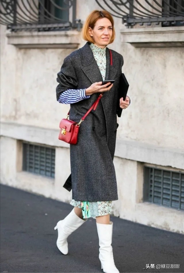 穿睡袍大衣配长筒靴气场全开,白色靴子大衣有腰带穿搭高级感