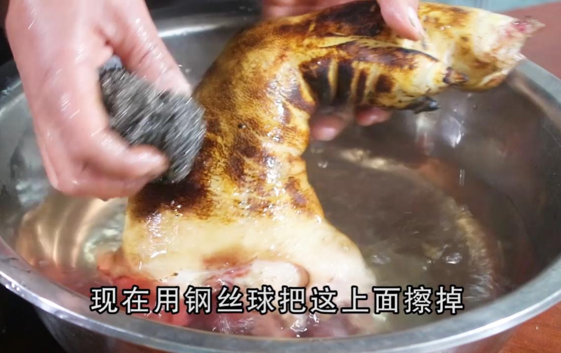 把整只猪脚往锅里一扔，做法和诀窍都告诉你，出锅馋得流口水