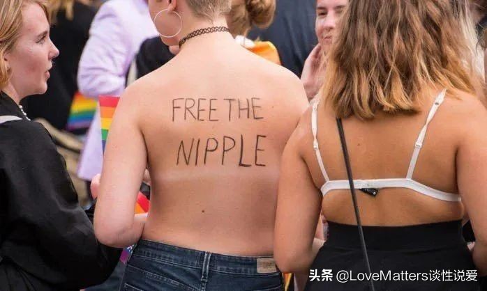 “嘿，你没穿内衣”“关你P事”