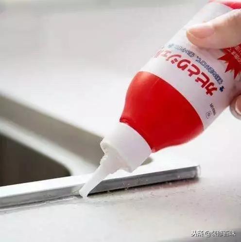 家里的玻璃胶发黑怎么清洗,家里的玻璃胶怎么预防发黄