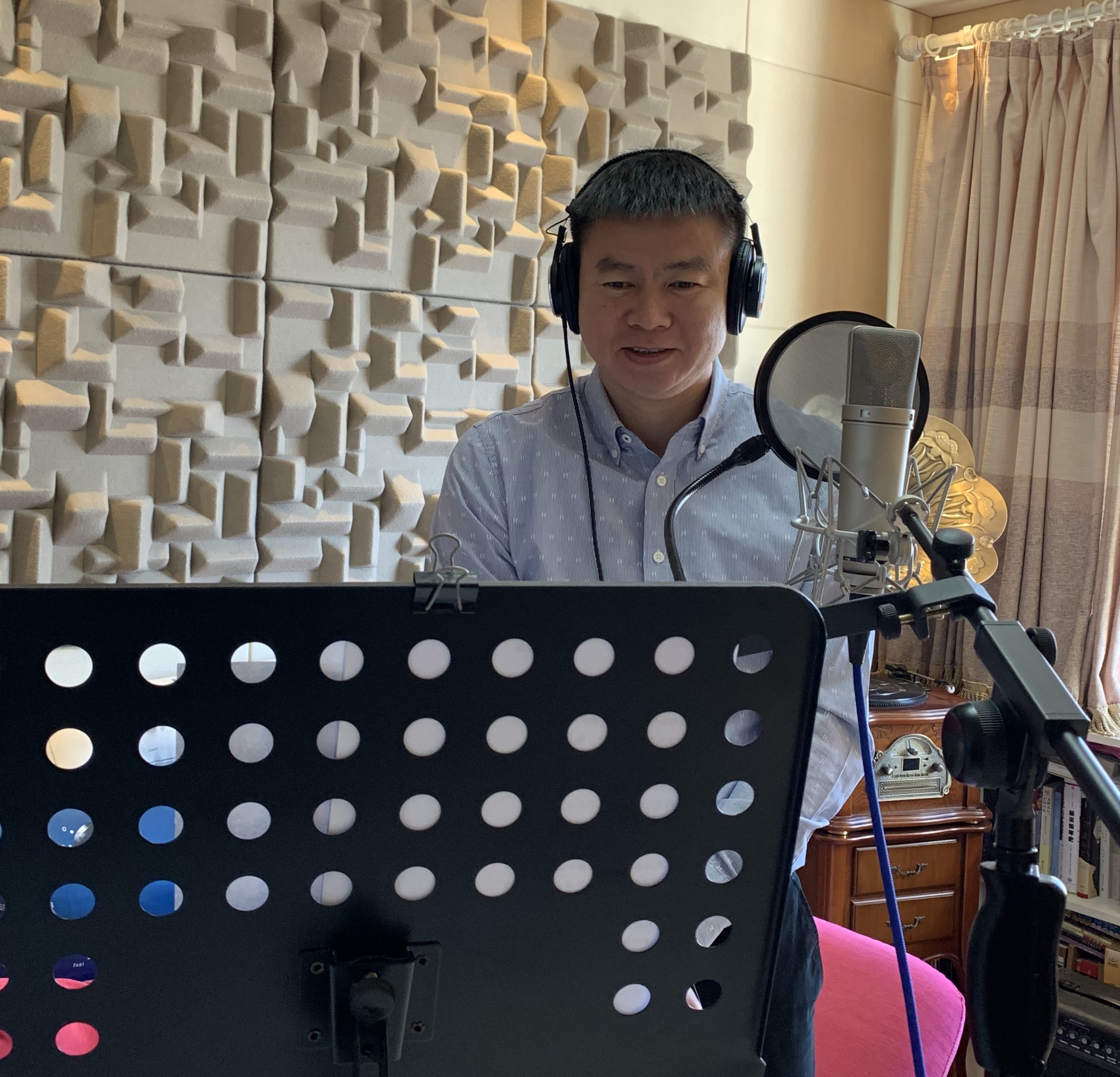 戴上耳机进行屏幕录制,戴上耳麦就开始了一天的工作