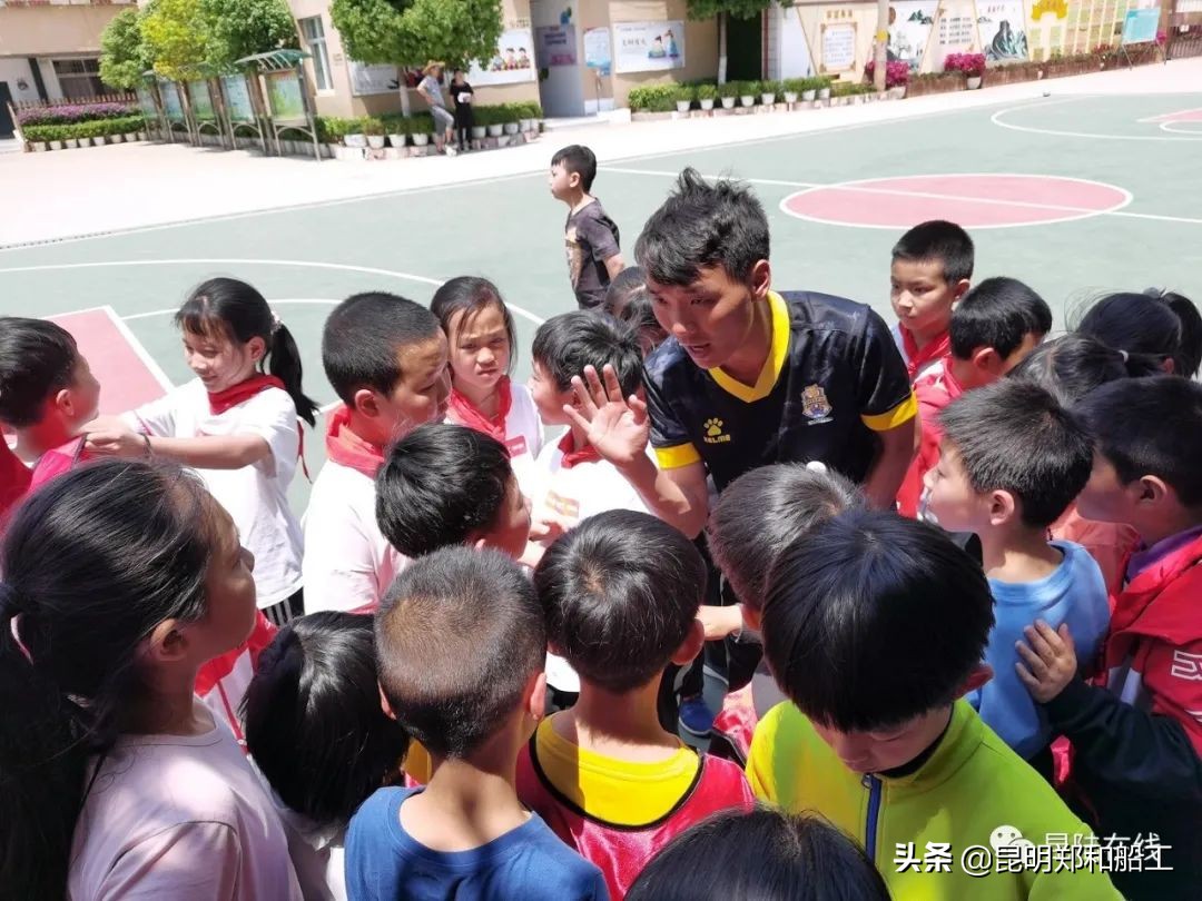 有限的场地无限的足球--新迎二小首届昆陆敦搏杯班级足球联赛开幕